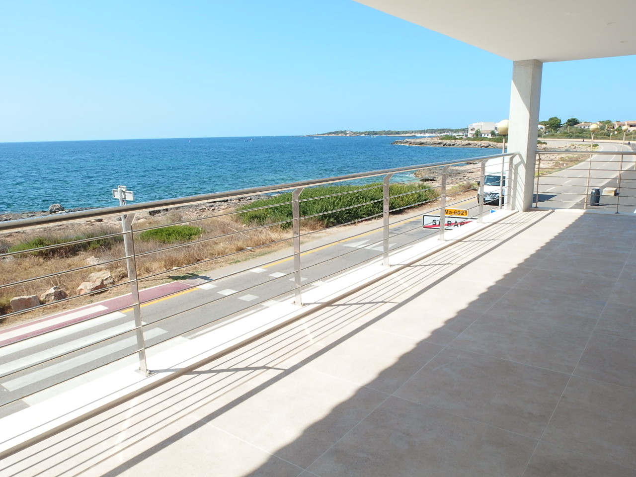 IA-196 Espacioso piso nuevo en primera línea del mar