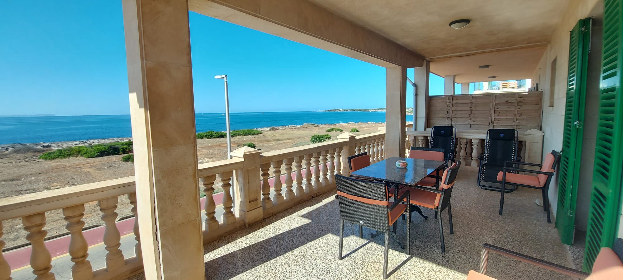 IA-104  Piso de 4 dormitorios en primera línea del mar